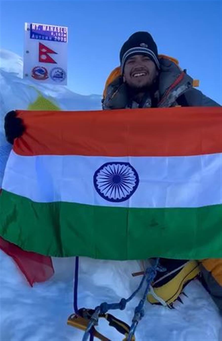 नरेंद्र कुमार ने -40 तापमान में विश्व की 8वीं सबसे ऊंची चोटी माउंट मनास्लु (8163 मीटर) पर तिरंगा फहरा कर नया इतिहास रचा