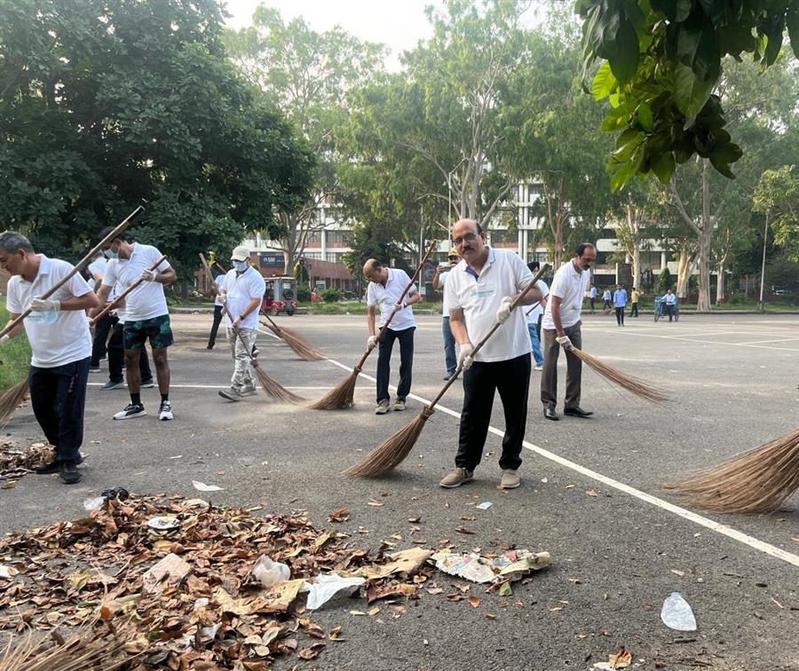 एसबीआई एलएचओ चंडीगढ़ ने एक दिन, एक घंटा, एक साथ थीम के तहत स्वच्छता अभियान का आयोजन किया