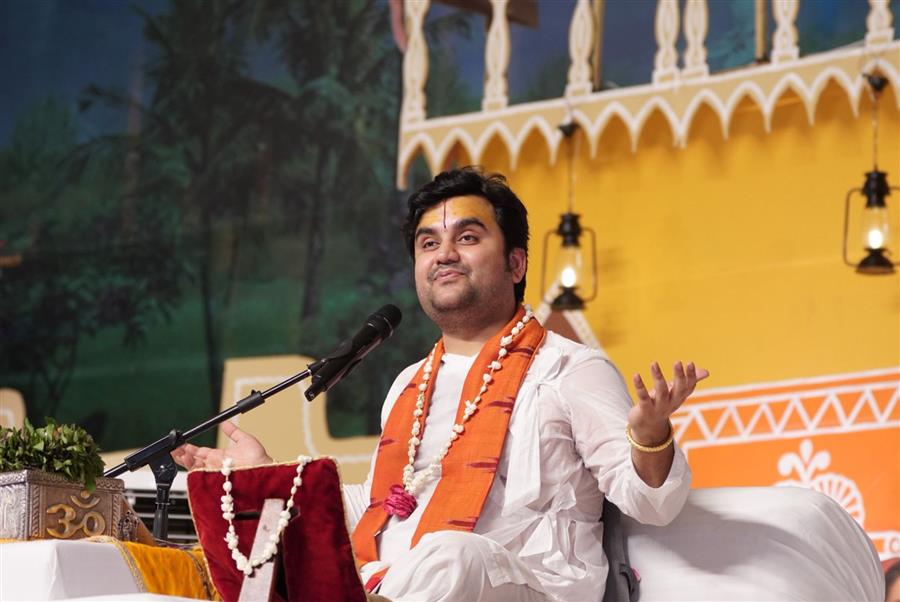कथा के दूसरे दिन इंद्रेश महाराज ने कथा के माध्यम से बरसाना के मोर कुटी के दर्शन करवाए