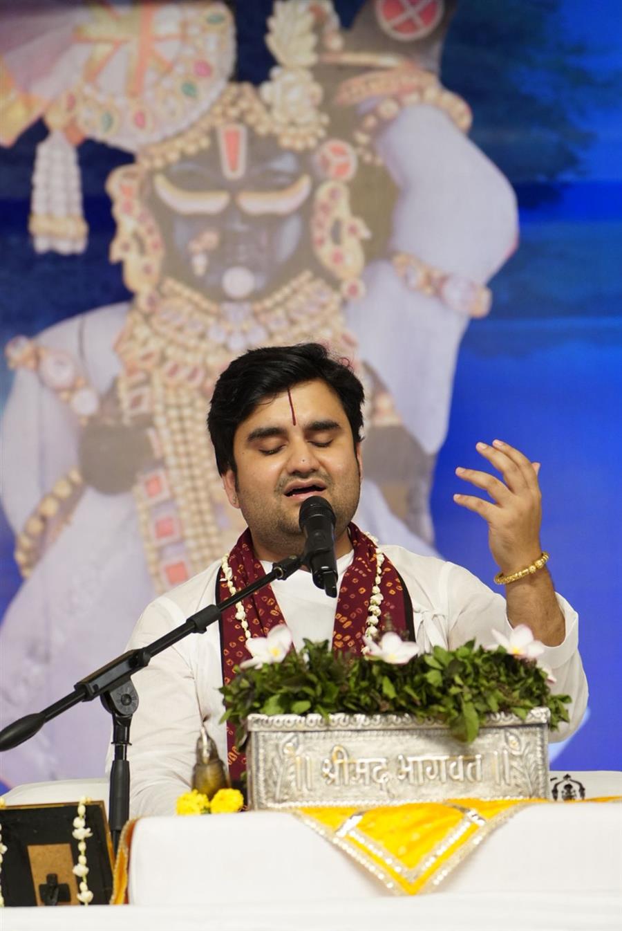 श्रीमद भागवत कथा और वृन्दावन प्राक्टय उत्सव के चोथे दिन पंजाब के गर्वनर गुलाब चंद कटारिया ने शिरकत की
