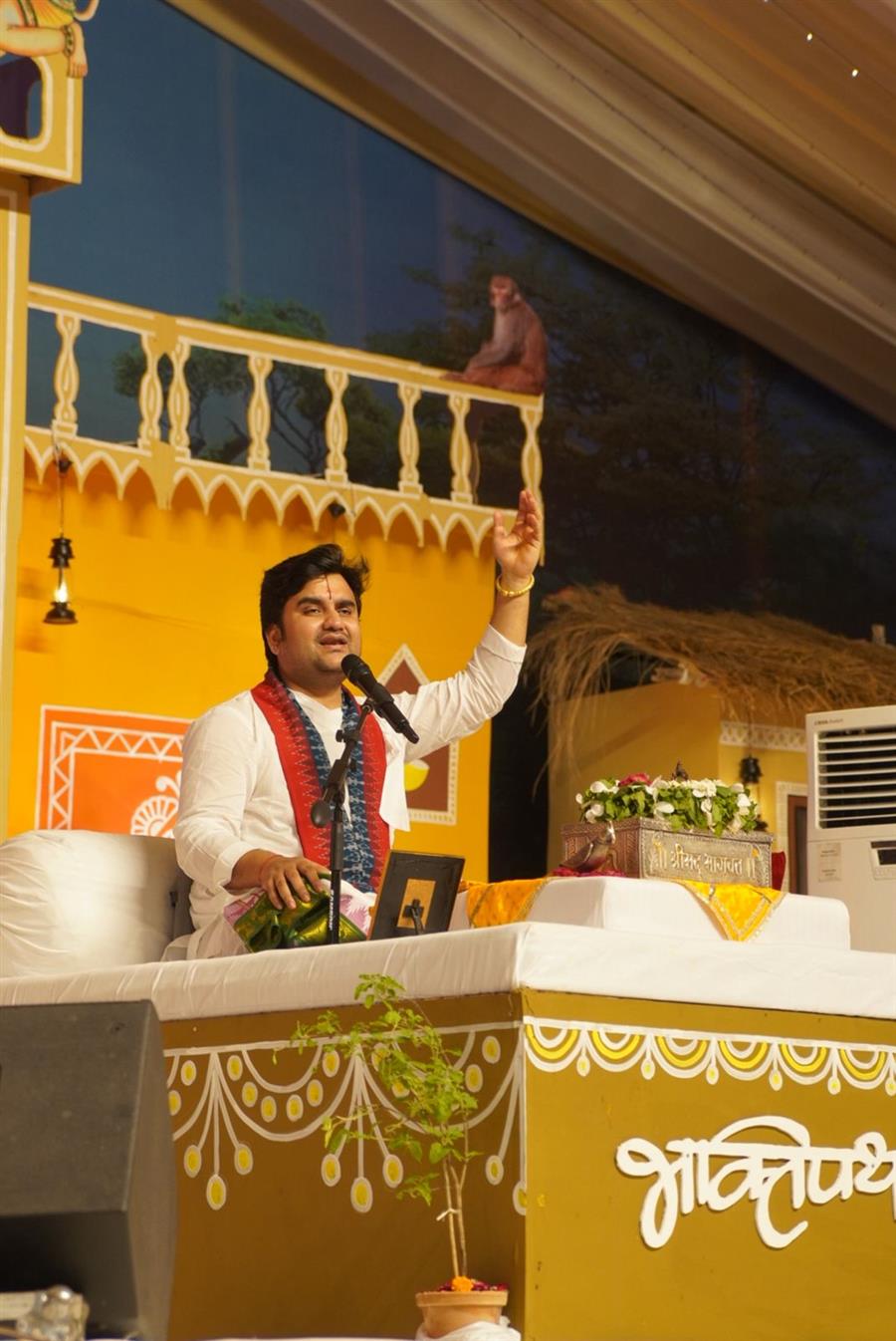 श्री मद भागवत कथा और वृन्दावन प्राक्टय उत्सव के छटे दिन भगवान श्री कृष्ण को 56 व्यंजनों के भोग लगाए