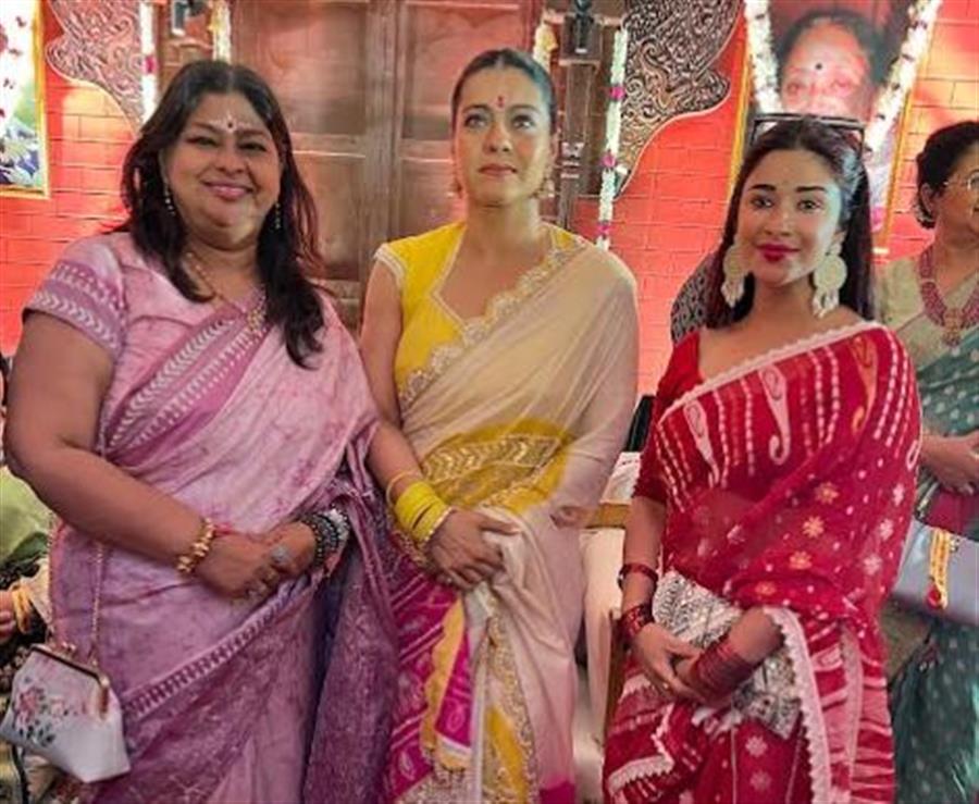 नायरा ने काजोल संग पाया माँ दुर्गा का आशीर्वाद
