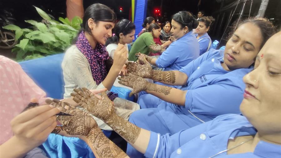करवा चौथ पर महिलाओं को लगाई गई निशुल्क मेहंदी