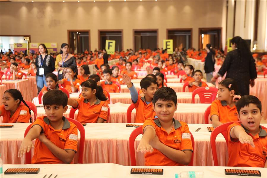 हाई- स्पीड एबेकस एवं मेंटल अर्थमेटिक प्रतियोगिता में बच्चों ने दिखाई गजब की तेजी, 11 मिनट में हल किए 325 सवाल