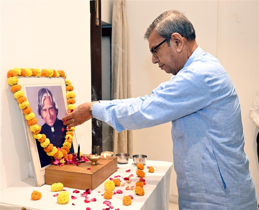 हरियाणा के राज्यपाल प्रो. असीम कुमार घोष ने डॉ. एपीजे अब्दुल कलाम की जयंती पर उन्हें श्रद्धांजलि अर्पित की