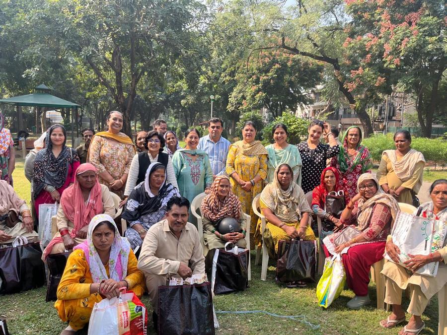 दीवाली पर सफाईमित्रों को बांटे उपहार
