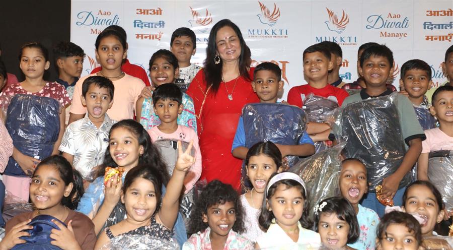 स्मिता ठाकरे ने स्लम बच्चों को दिया शिक्षा का तोहफ़ा