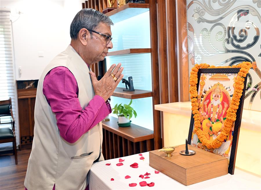 हरियाणा के राज्यपाल प्रो. असीम कुमार घोष ने विश्वकर्मा दिवस पर भगवान श्री विश्वकर्मा को नमन किया
