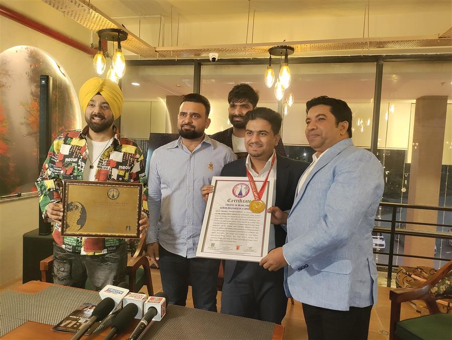 अभिनेता-गायक कंवलप्रीत सिंह ने 24 घंटों में 24 एआई (AI) आधारित म्यूज़िक वीडियो रिलीज़ कर रच दिया इतिहास