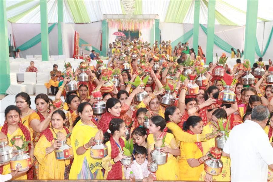 श्रीमद् भागवत कथा महोत्सव का शुभारंभ भव्य कलश यात्रा के साथ