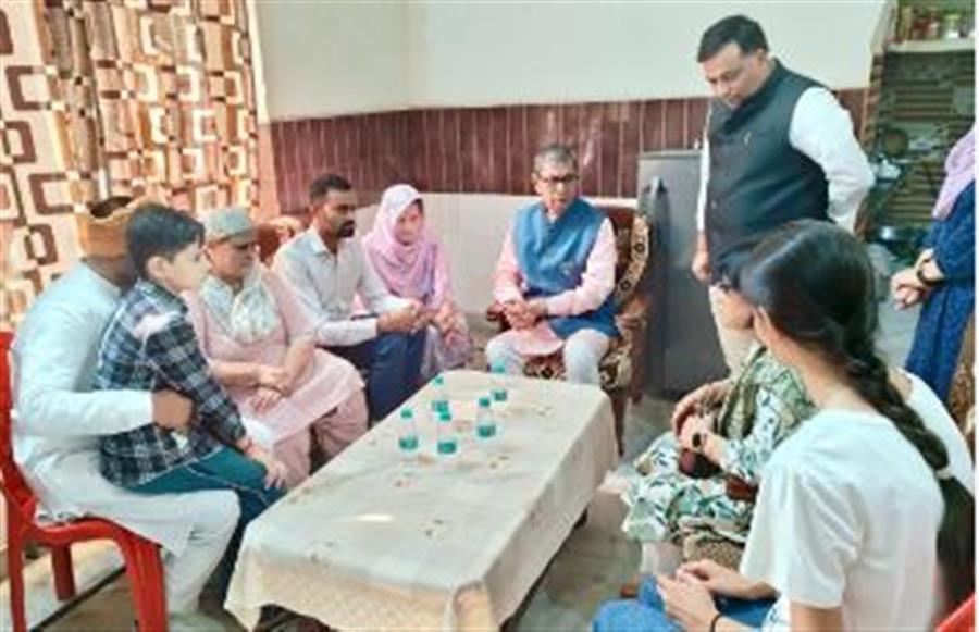 हरियाणा के राज्यपाल प्रो. असीम कुमार घोष ने दिवंगत एएसआई संदीप कुमार लाठर के परिवार से मुलाकात की