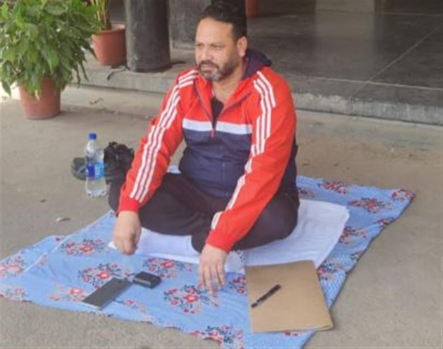 गवर्नमेंट कॉलेज सेक्टर 11 चंडीगढ़ का तैराकी कोच बैठा धरने पर