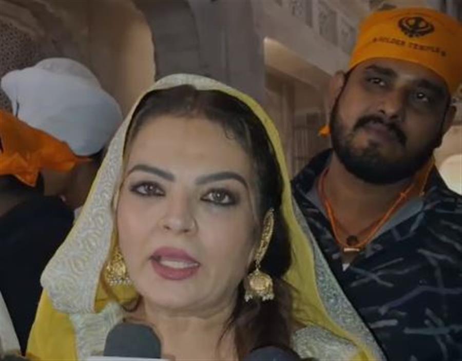 गुरुपर्व के पावन सप्ताह पर उपासना सिंह, शीबा, राज धालीवाल मन्नत सिंह, निर्देशक प्रवीन कुमार और निर्माता माधुरी विश्वास भोसले ने स्वर्ण मंदिर में माथा टेका