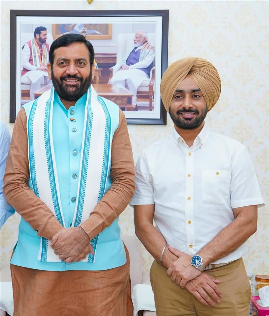 प्रसिद्ध गायक सतिंदर सरताज ने की हरियाणा के मुख्यमंत्री नायब सैनी से मुलाकात, ‘हिंद दी चादर’ गीत ने छुआ सबका दिल
