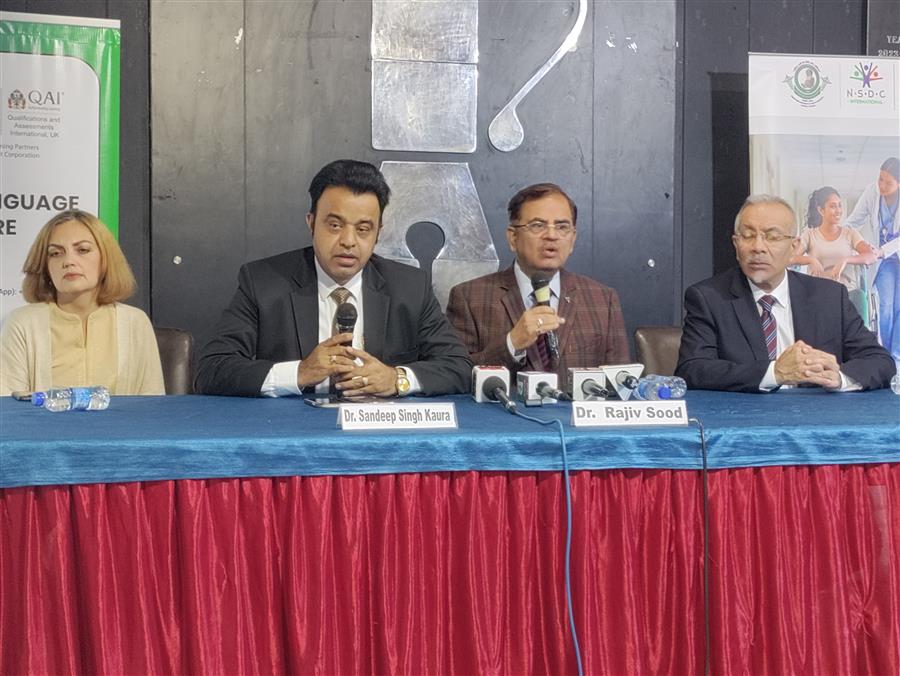 इंटरनेशनल डिप्लोमा इन केयर-गिविंग के ज़रिए विदेश में नौकरी का सुनहरा मौका