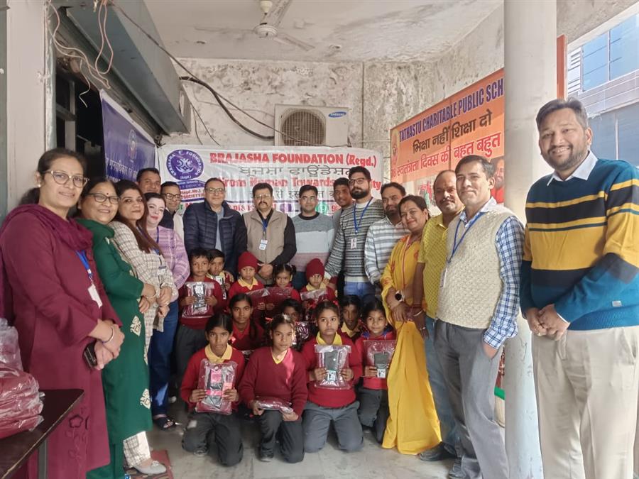 ब्रजआशा फाउंडेशन द्वारा विंटर सीजन के मध्य नजर स्कूल के बच्चों को स्वेटर एवं जुराब वितरित किए
