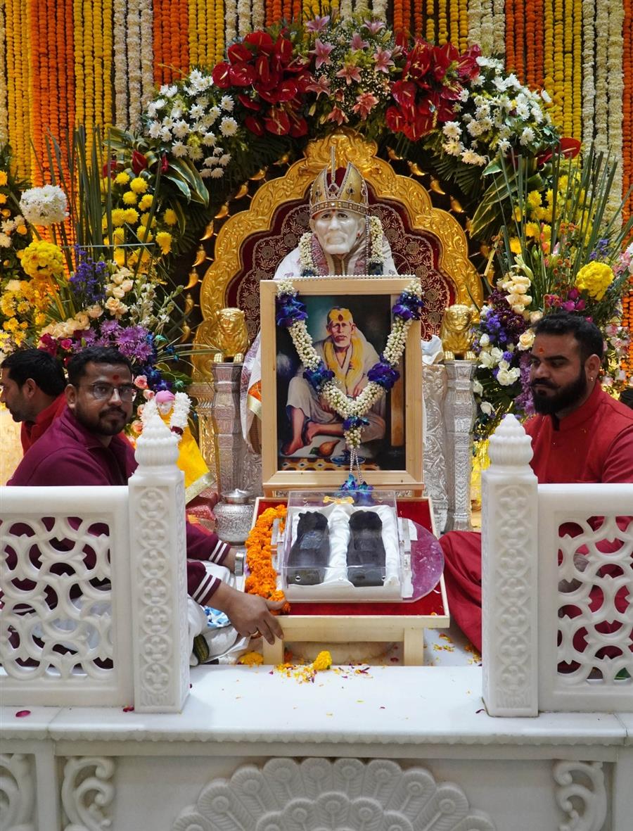 शंखनाद, आतिशबाजी व ढोल-नगाड़ों के साथ साईं बाबा की शिरडी से पधारी चरण पादुकाओं के स्वागत को उमड़ पड़े साईं भक्त