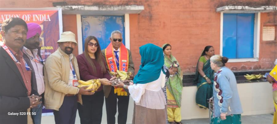 एन्टी करप्शन फाउंडेशन ऑफ इंडिया ने कुष्ठ आश्रम में बांटे गर्म वस्त्र और फल