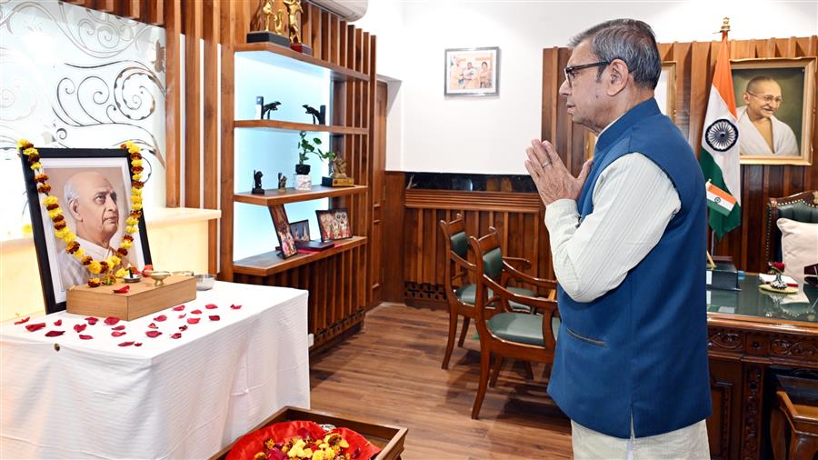 राज्यपाल प्रो. असीम कुमार घोष ने भारत रत्न सरदार वल्लभ भाई पटेल की पुण्यतिथि पर विनम्र श्रद्धांजलि दी