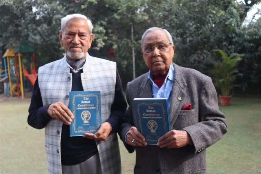 देश के मूल संविधान में प्रकाशित 22 उत्कृष्ट कृतियों को उपलब्ध प्रतियों से हटाना दुर्भाग्यपूर्ण : संविधान विशेषज्ञ बलराम गुप्ता