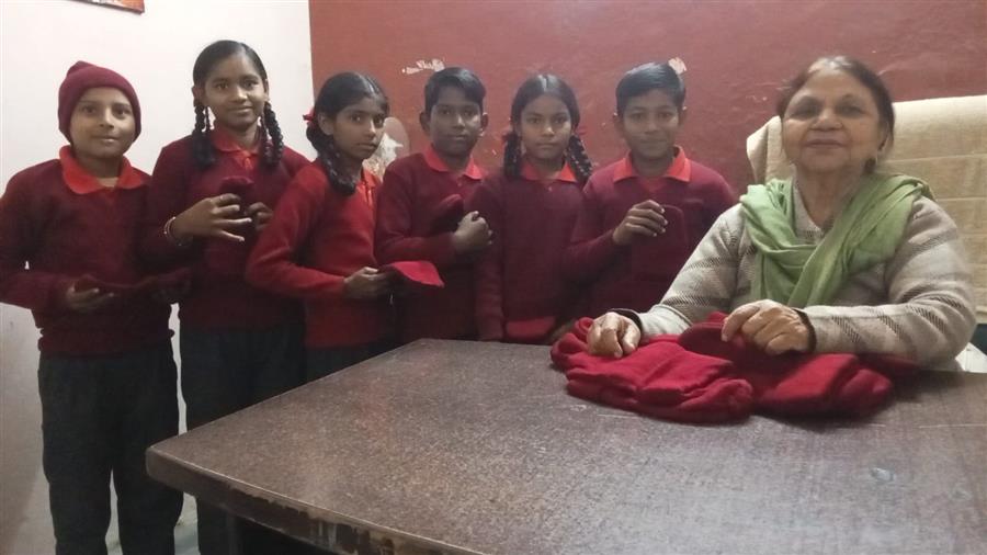 ढकोली स्थिति तथास्तु चैरिटेबल स्कूल में बच्चों को मोनिका मैडम द्वारा टोपिया वितरित की गई.