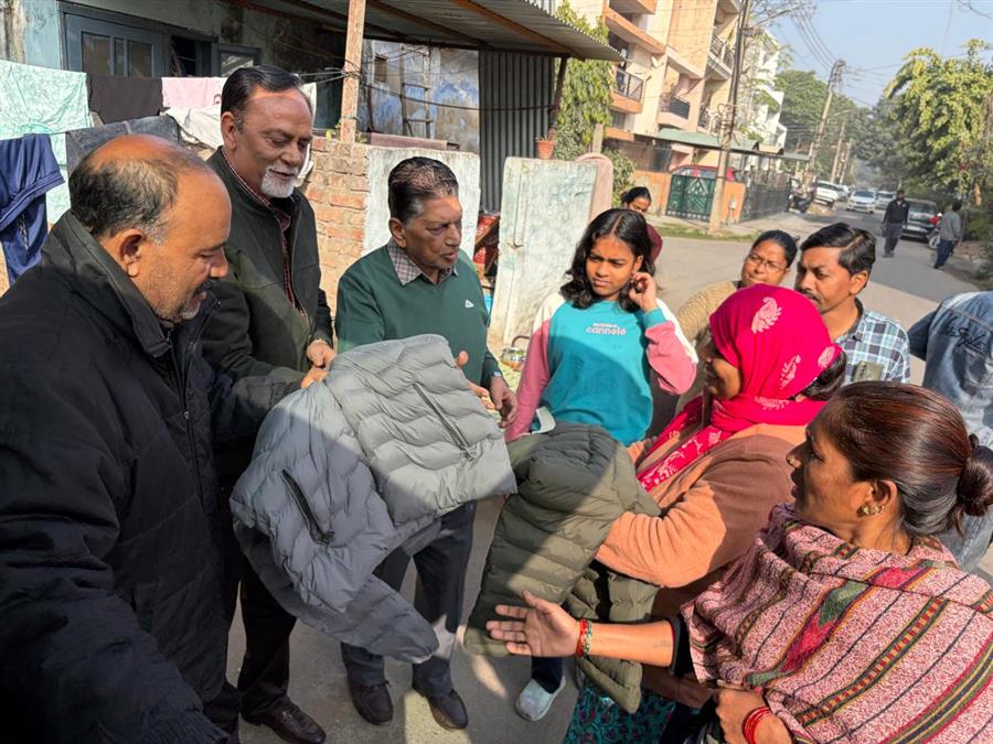 बढ़ती सर्दी को ध्यान में रखते चंडीगढ़ कांग्रेस ने गरीबों और जरूरतमंद लोगों को जैकेट वितरित की