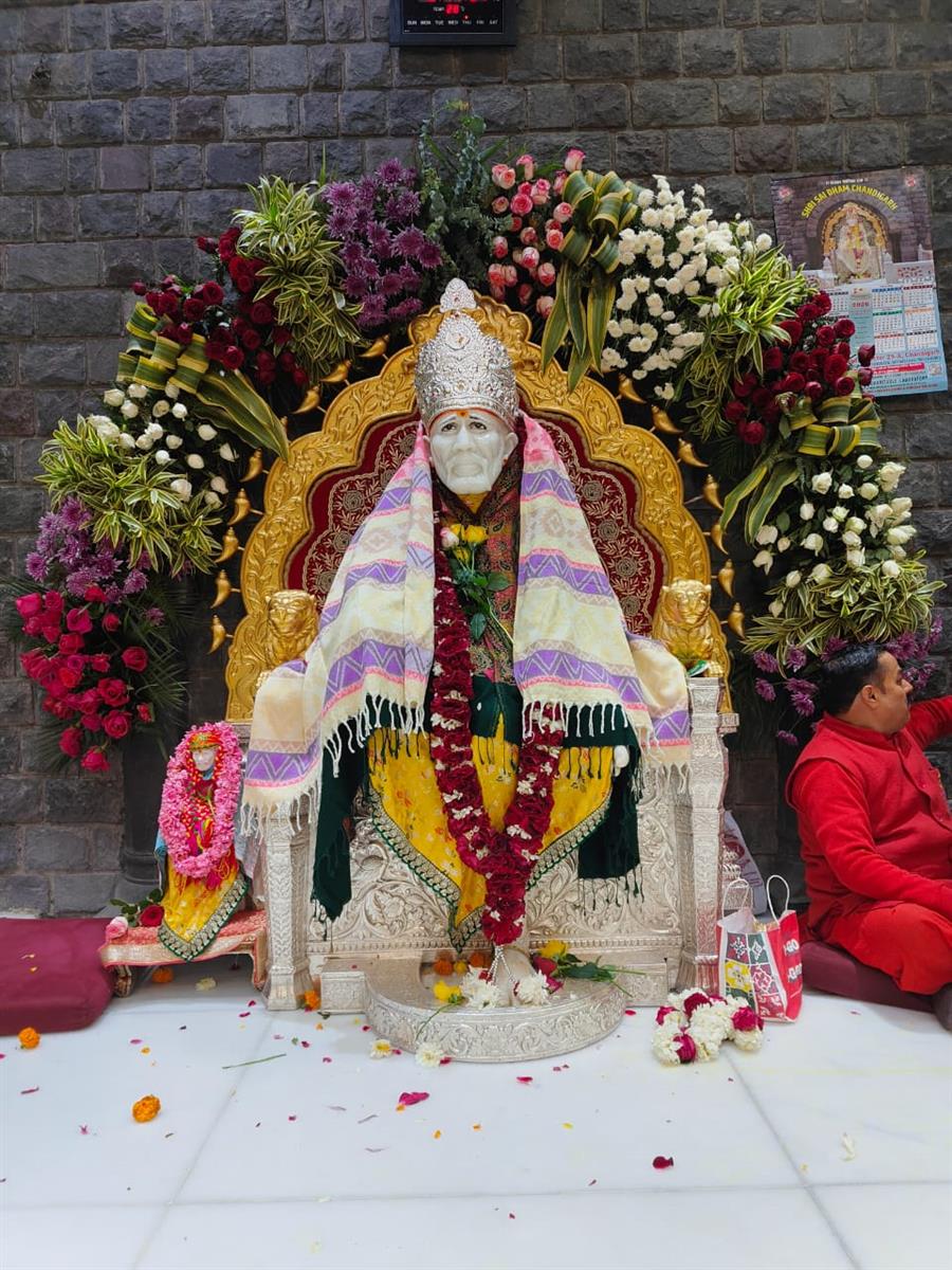 साईं भक्त ने बाबा को चांदी का एक किलो वजन का मुकुट चढ़ाया