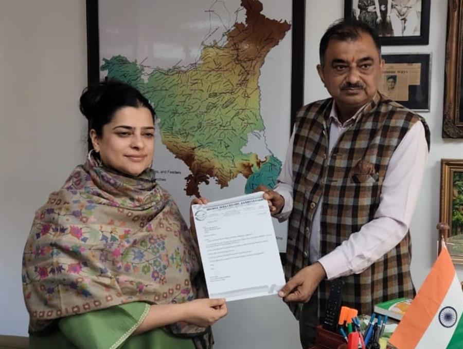 कैबिनेट मंत्री श्रुति चौधरी को एम डब्ल्यू बी के अध्यक्ष चन्द्र शेखर धरणी ने सौंपा ज्ञापन