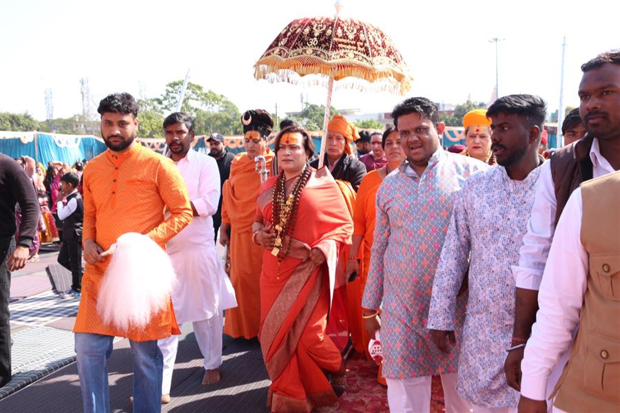 श्री बांके बिहारी जी की चरण पादुकाओं की अगुआई में निकली भव्य कलश रथ यात्रा