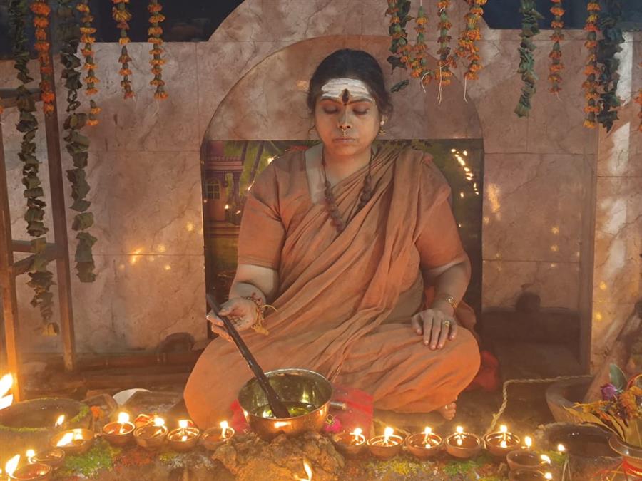 जय माता किन्नर मंदिर सेक्टर 26 में पूर्णाहुति के साथ सम्पन्न हुआ शतचण्डी महायज्ञ पाठ 
