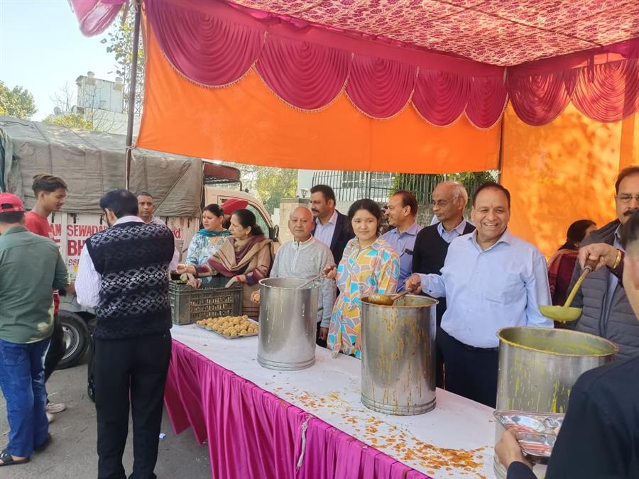 श्री राम भंडारा कमेटी ने लगाया लंगर