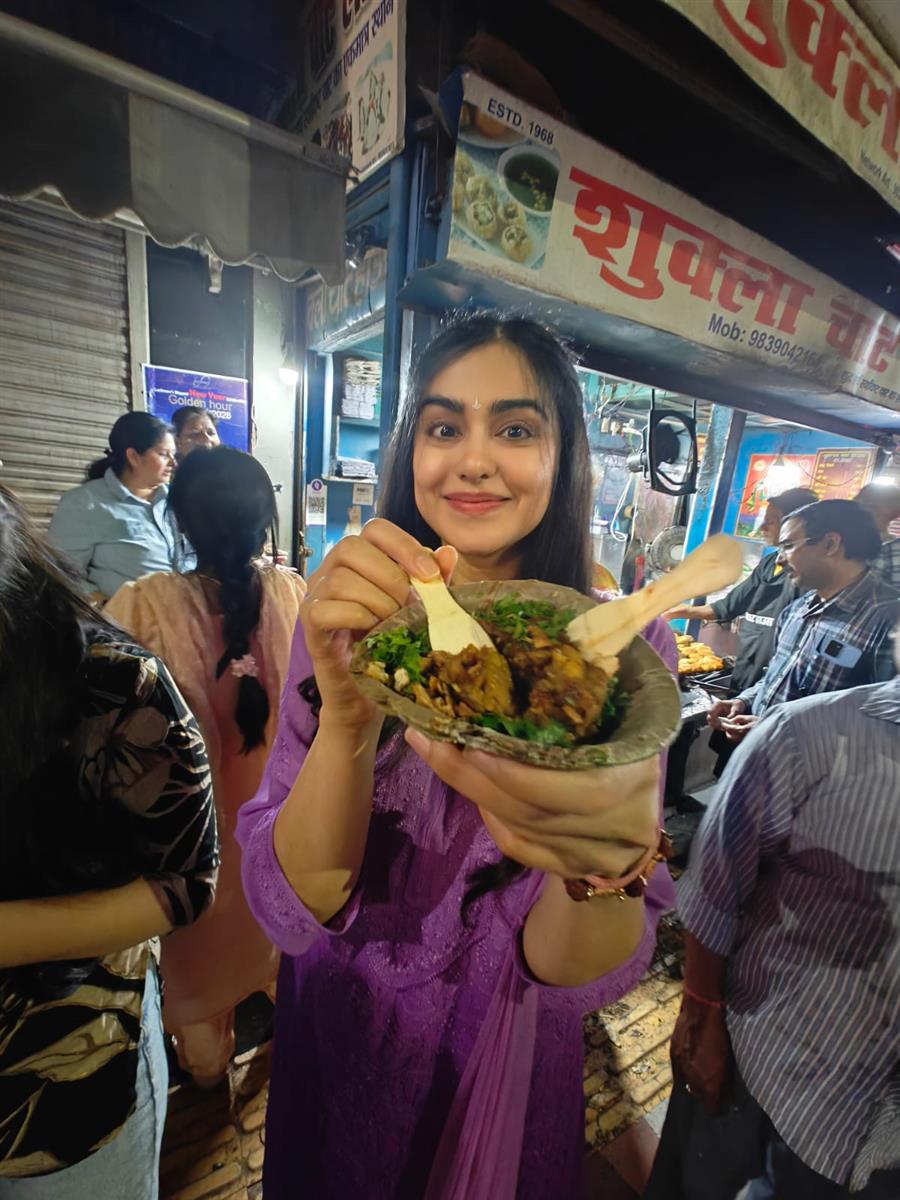लखनऊ की गलियों में अदा शर्मा का दिलकश अंदाज़