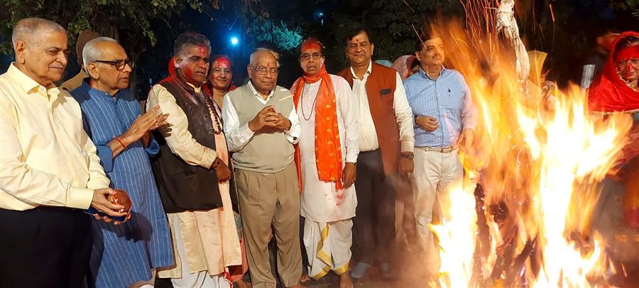 श्रीखेड़ा शिव मंदिर सेक्टर 28 में हुआ होलिका दहन