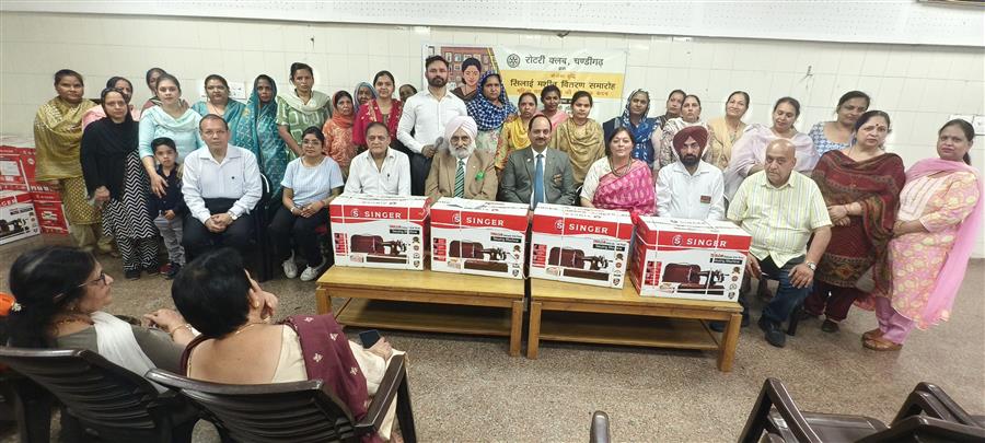 अंतरराष्ट्रीय महिला दिवस के उपलक्ष्य में महिलाओं को बांटी गई सिलाई मशीन
