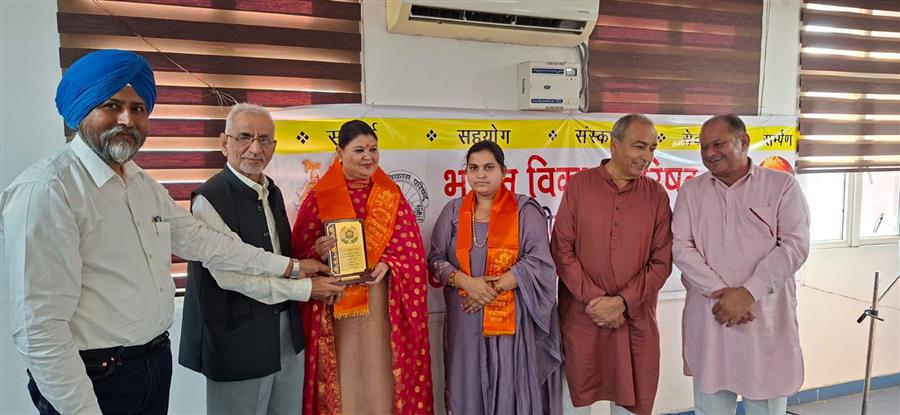 अंतर्राष्ट्रीय माहिला दिवस पर महिलाओं को डायग्नोस्टिक सेंटर में फ्री मैमोग्राफी के बांटे कूपन