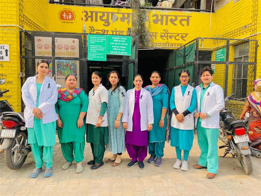 एन.एच.एम कर्मचारी संघ के आह्वान पर मेडिकल कर्मियों ने काले रिबन लगा निभाई ड्यूटी