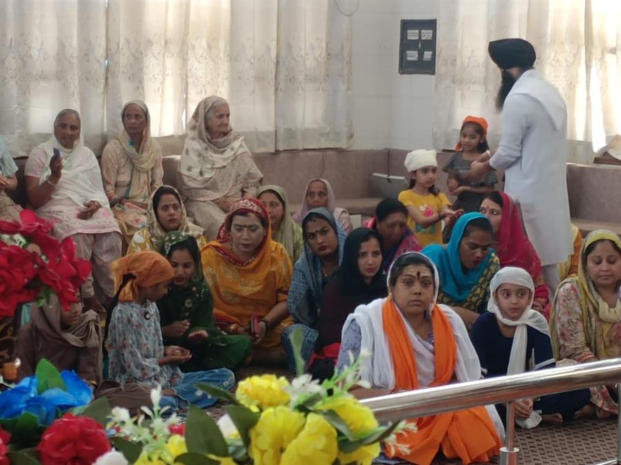 किन्नर गुरु माँ मधु की बरसी पर अखंड पाठ का भोग डाला
