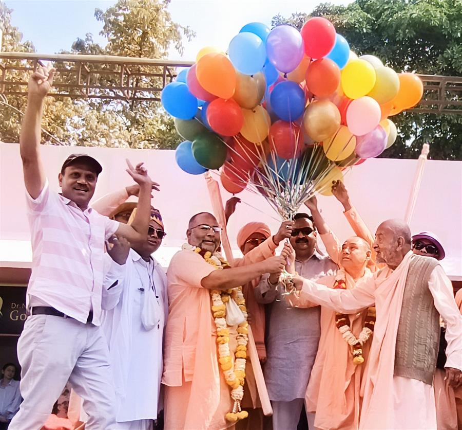 रंग-बिरंगे गुब्बारे आकाश में छोड़कर मठ मंदिर के वार्षिक महोत्सव शुभारंभ किया