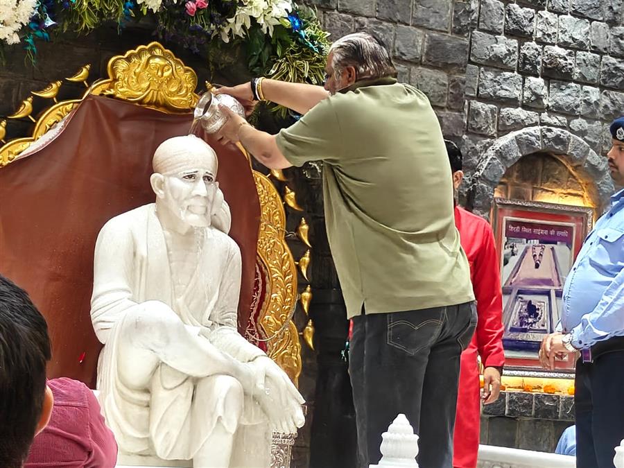 साईं मंदिर में श्री रामनवमी पर भक्तजनों ने स्वयं कराया बाबा को मंगल स्नान