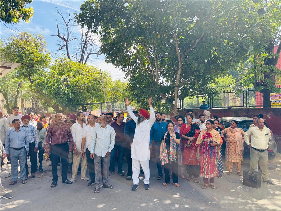 स्थानीय लोगों के साथ मिलकर काउंसलर हरदीप सिंह ने चंडीगढ़ हाउसिंग बोर्ड द्वारा तोड़े जा रहे निर्माणों के खिलाफ दूसरे दिन भी विरोध प्रदर्शन किया
