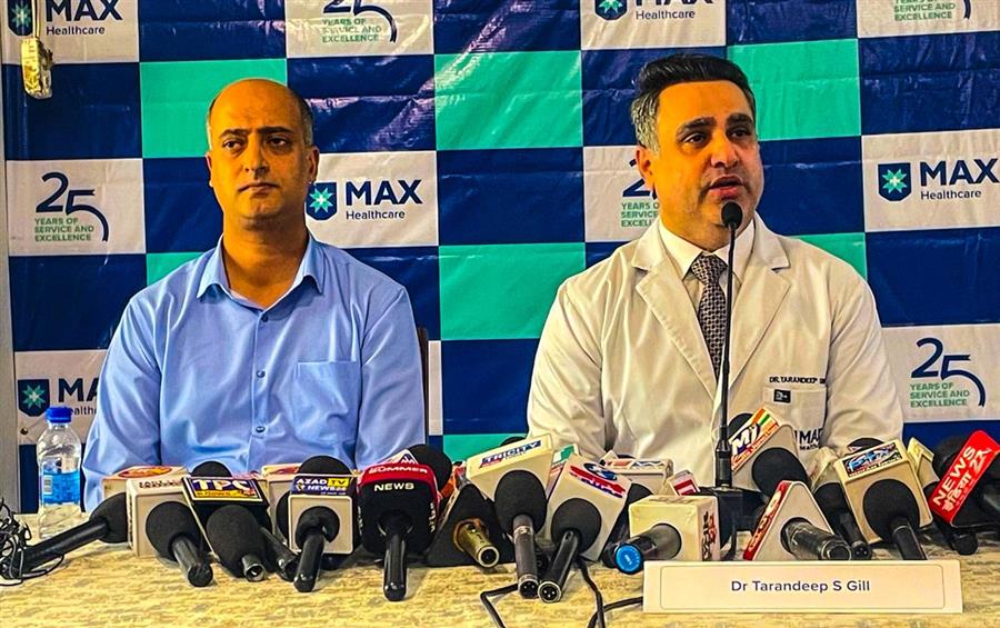 मैक्स हॉस्पिटल ने नी-रिप्लेसमेंट में उन्नत एआई और 3डी तकनीक का प्रदर्शन किया