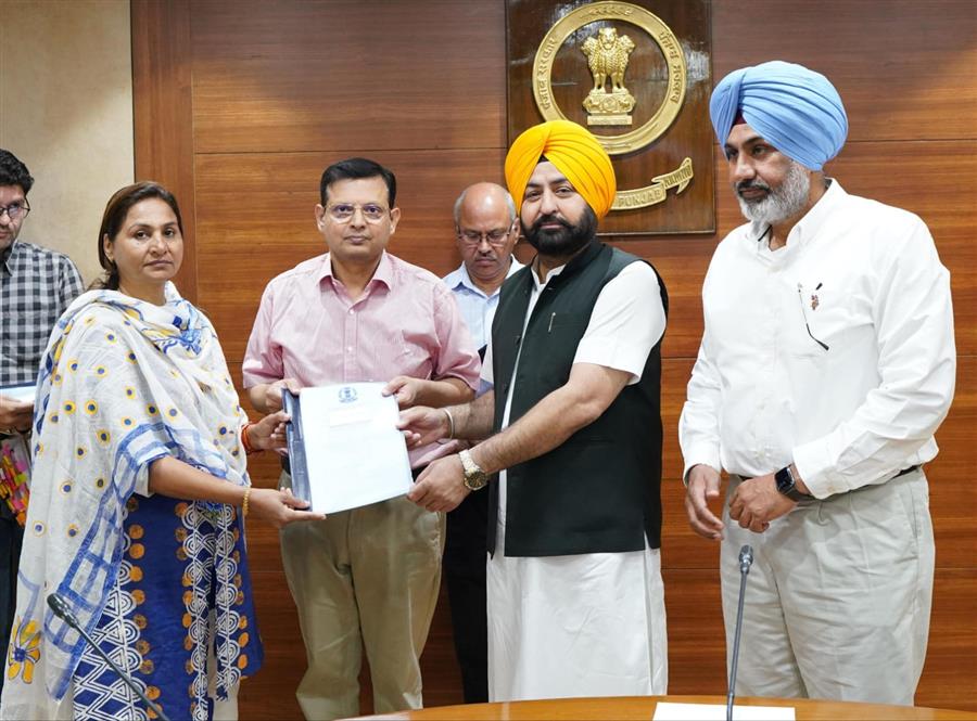 हरदीप सिंह मुंडियां ने तहसीलदारों और नायब तहसीलदारों को पदोन्नति पत्र सौंपे