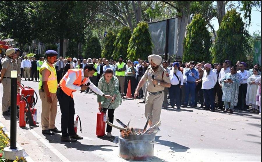एसबीआई, लोकल हैड आफिस चंडीगढ में किया गया मॉक फायर ड्रिल का अभ्‍यास