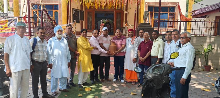 भारतीय संस्कृत ज्ञान संगठन ने सनातन धर्म मंदिर चंडीगढ़ को मिट्टी के मटके किये दान