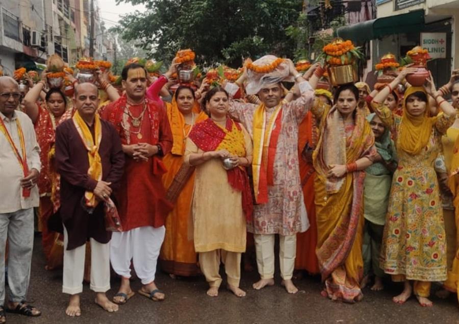 राम दरबार में भारी बारिश में निकाली कलशयात्रा
