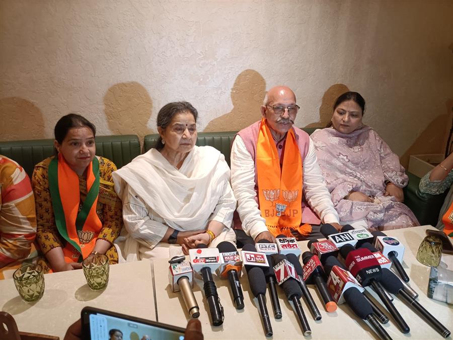 शक्ति रानी शर्मा ने वार्ड नंबर-3 में किया जनसंपर्क, भाजपा प्रत्याशियों के समर्थन में मांगे वोट