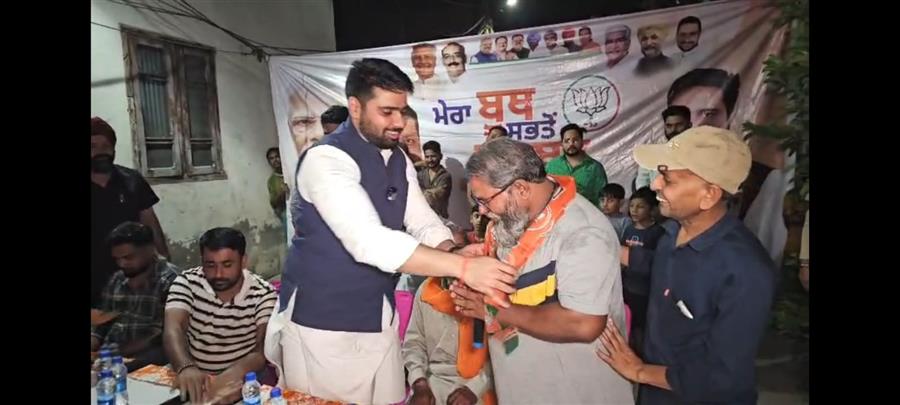 अक्षय शर्मा ने लोगों से किया सीधा संवाद, बोले — “मैं वोट मांगने नहीं, आपका बेटा और भाई बनकर आपके बीच आया हूं”