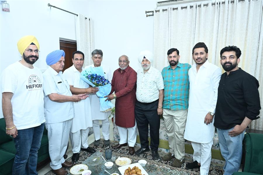 ईद के अवसर पर वरिष्ठ कांग्रेस नेता एस ए खान के घर पहुंचे नगर सांसद मनीष तिवारी और एच एस लक्की