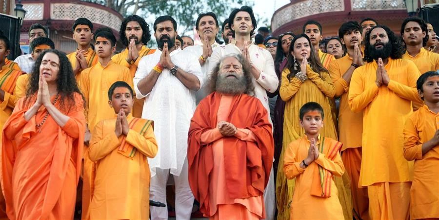 संतों की छत्रछाया में आई ‘कृष्णावतारम’ की टीम