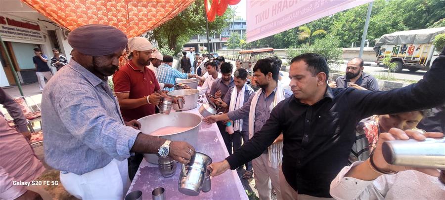 नेशनल ह्यूमन राइट्स, सोशल जस्टिस काउंसिल ऑफ इंडिया द्वारा सेक्टर-17, चंडीगढ़ में छबील का आयोजन